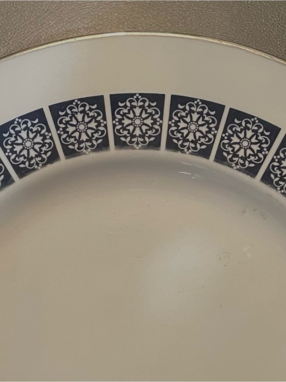 Royal Doulton White Medallion Porcelain Plate set of 14 dinner plates